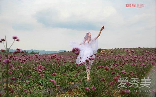 这个矮个子女孩穿着一件1.5米的优雅连衣裙，穿着一件又高又漂亮的连衣裙。