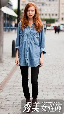 秋天，穿着一件雅致的礼服显得苗条而时尚。