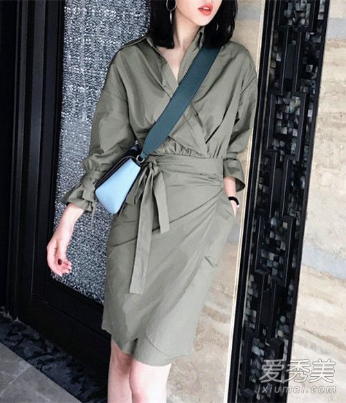 高腰女孩在夏天看起来又酷又苗条。