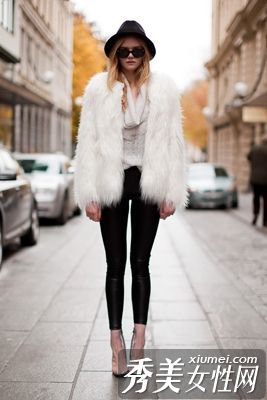 时尚的毛毛外套帮助你轻松御寒。