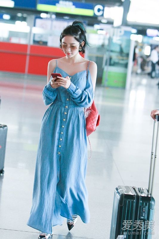 夏天得到唐亦欣吊带连衣裙的疗伤和提神!