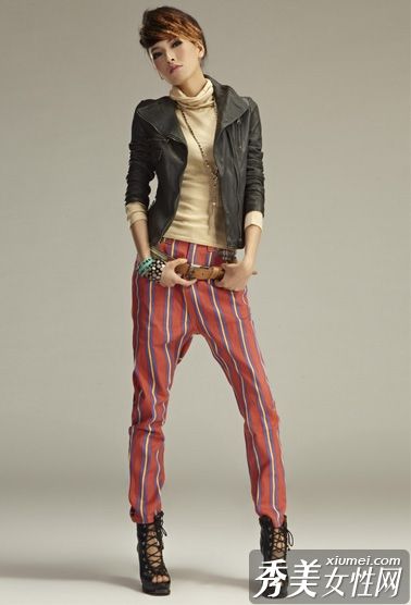 短外套+修身长裤打造酷酷的时尚风格