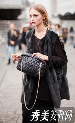 加上季节性的外套风格和温度并存