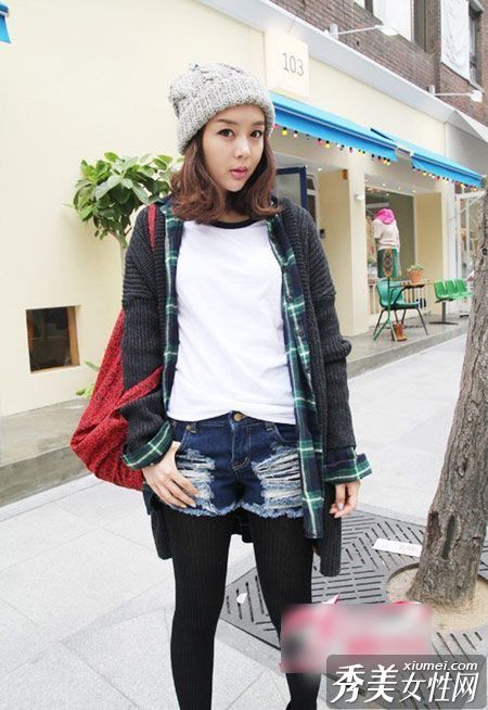 两件羊毛衫搭配在一起，营造出层次感。