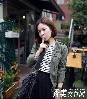 街头女郎是这个季节最流行的搭配。