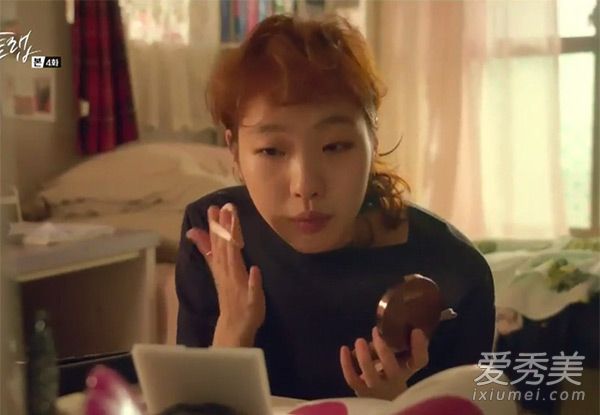 “奶酪陷阱”金高恩使用它的迷你红酒唇彩