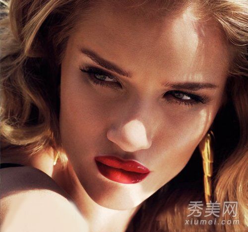 圣诞亮眼化妆超模展示霸气的“红妆”