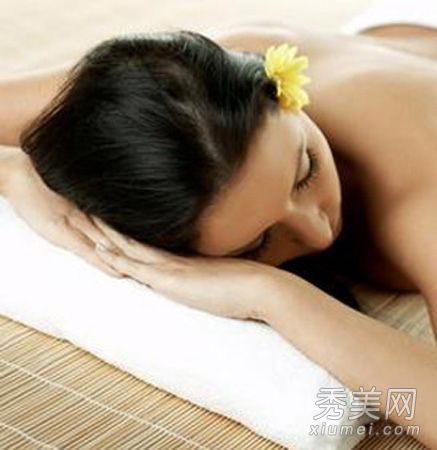 睡前五步保养法:用水将娇嫩的肌肤洗去，让你睡不着觉