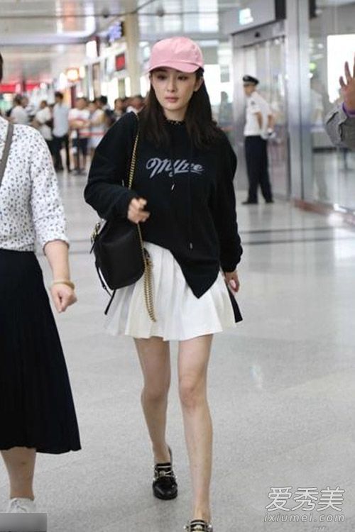 秋天开始了。时髦的人穿上了他们的法衣。