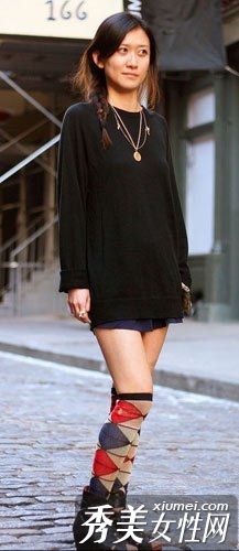 在深秋穿着一双膝袜来展示你的双腿不怕冷。