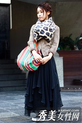 不同风格的人不分青红皂白地穿着，秋天在街上越来越受欢迎。