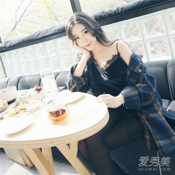 早春带氧的时候穿带吊带的裙子很美。