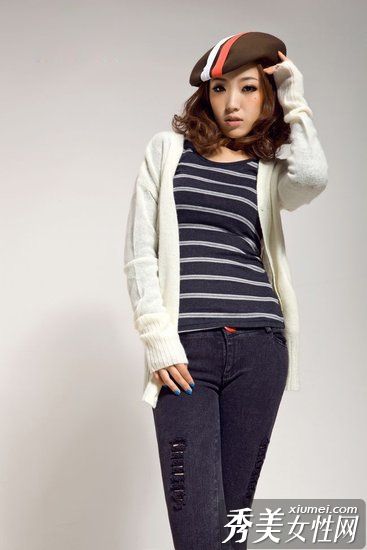 潮女:风衣+格子衬衫+短裙