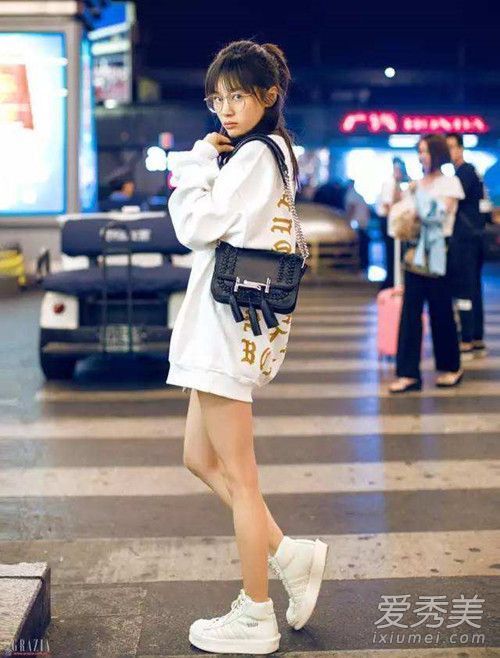 一个小女孩和一个小女孩如何搭配,她穿得多高?