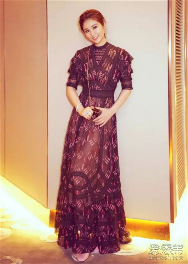 夏天,女神总是穿着有着大而甜美后背的蕾丝裙子。