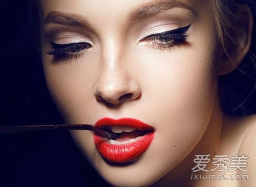 如何去除挤压黑头留下的黑色痕迹？