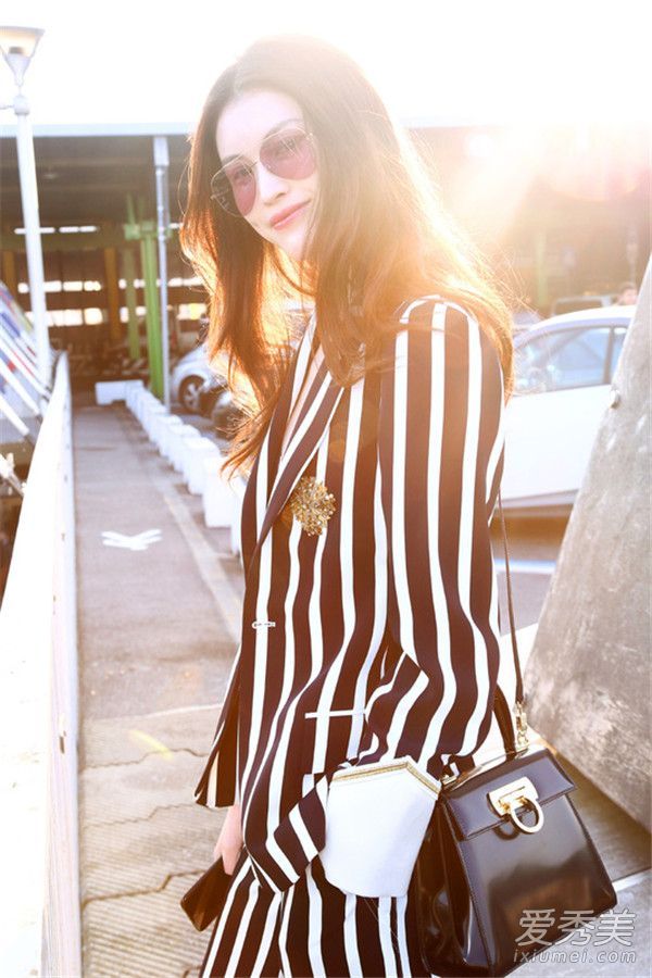 追随维米尔超模，学会穿贺岁的长腿。你也可以拥有它们！