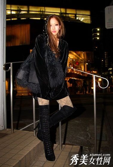 东京街头黑色组合展现神秘新时尚