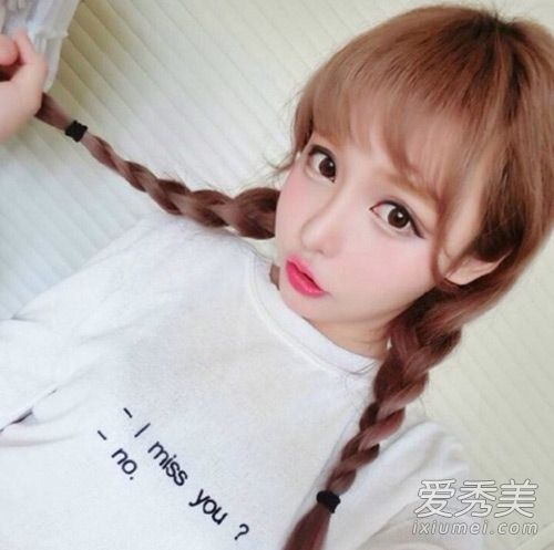 紧咬嘴唇的化妆不仅在韩国流行，而且美甲也应该逐渐着色。