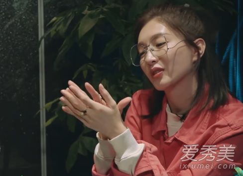 姜淑英在《花与少年》第三季中戴的眼镜多少钱?