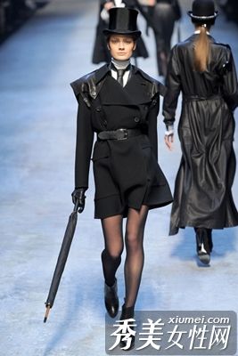 秋冬时尚人士必备的热斗篷