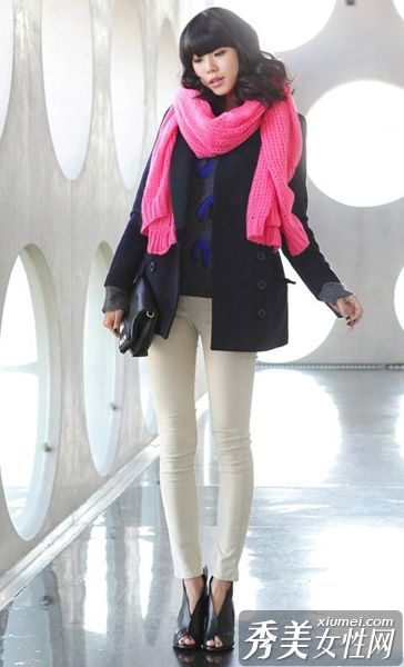 活泼的女孩颜色显示出年轻的活力。