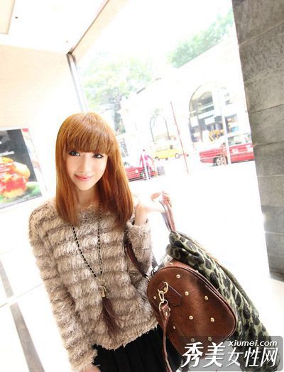 可爱的女士离开了街道，迷倒了帅哥