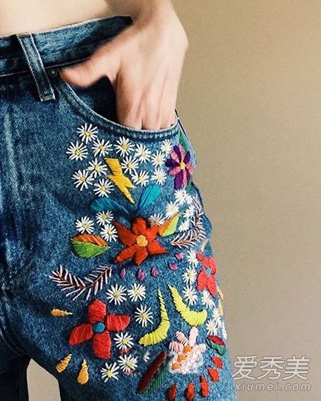 几双手的牛仔裤。这些小细节非常时尚。