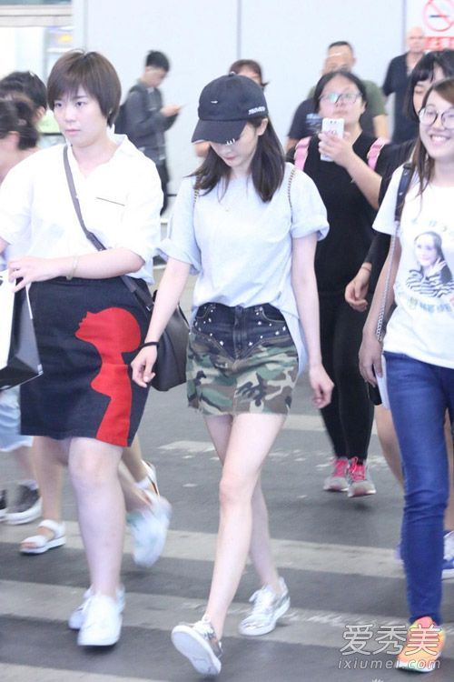 杨蜜的宝贝今年秋天从他们那里学会了穿帅气的迷彩服。