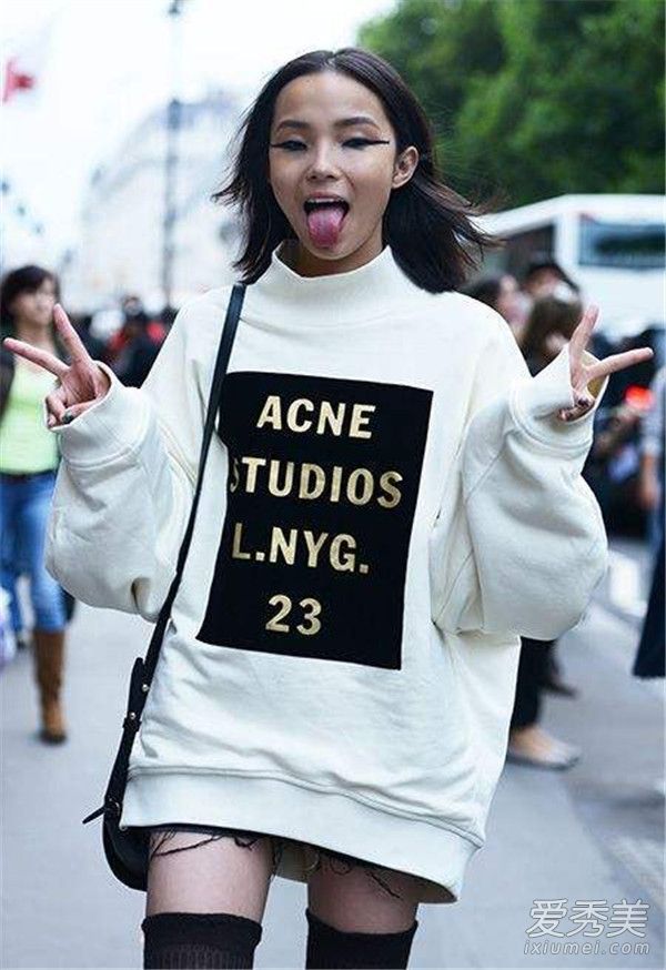 这款中性的凉拖与牛仔裤和肥大的MM搭配，既自由又易于穿着。