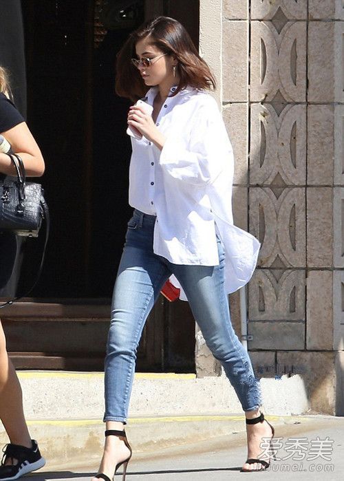 白色衬衫搭配牛仔裤是最简单、最时尚的穿着方式。