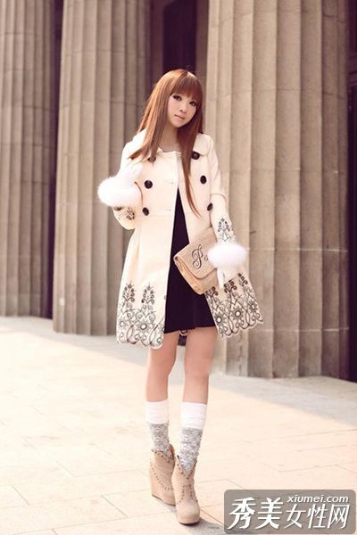 一个穿着甜美冬装的路人给你一个眼神。