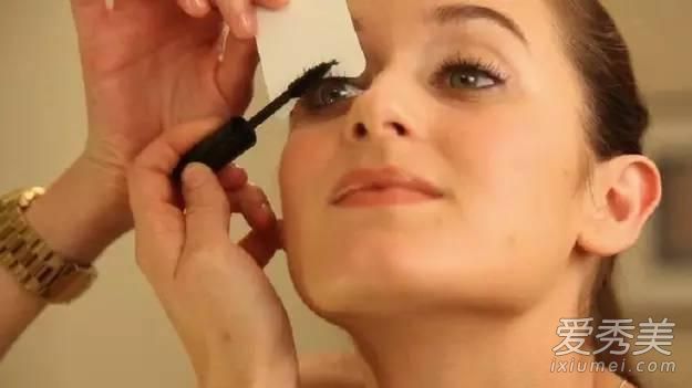 懒惰化妆师:三角形海绵快速画眼线