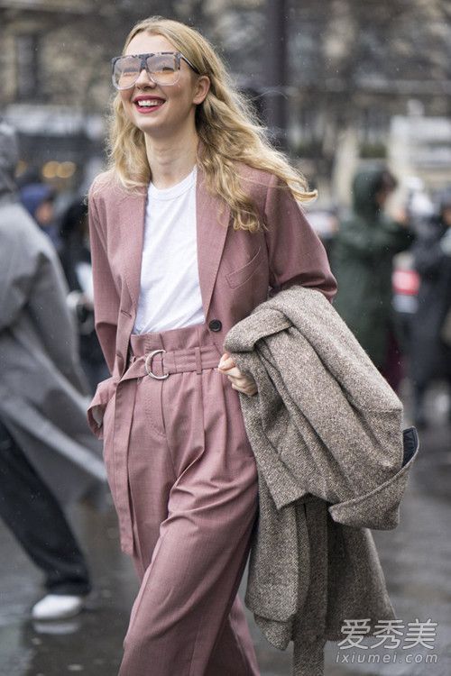 如果你想成为时尚，你必须好色！这些衣服很时髦，应该尽快穿上。