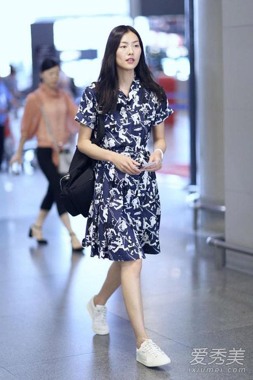 倪温明星出门上街时更喜欢白色的小鞋。