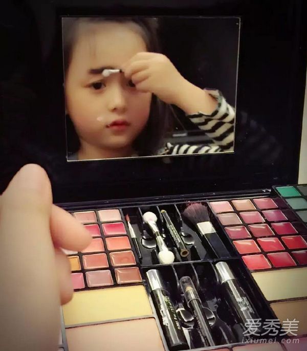 6岁的女孩刘的化妆照很可爱！