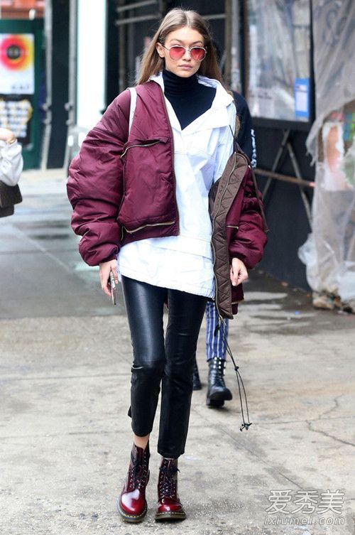 你认为皮裤难看吗?但是他们穿着性感的衣服。