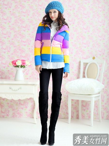糖果色的短羽绒服在秋天和冬天最受欢迎。