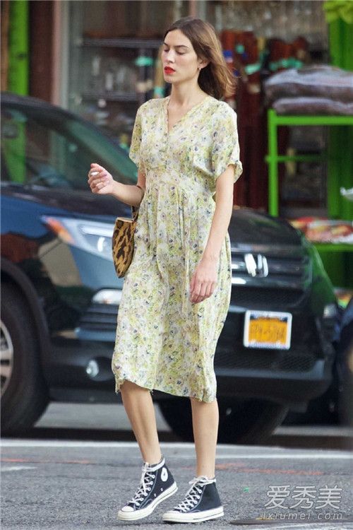 初秋如何搭配帆布鞋和衣服