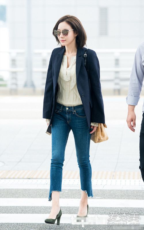 韩国女演员带头穿上风衣和小西服。