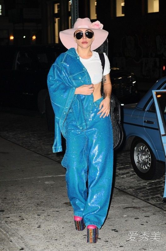 最好穿一件春季+露腰的短外套，很快就能找到轻松的乐趣！