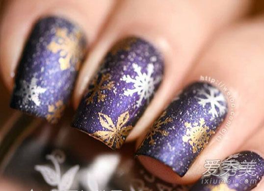 2016年是看指甲画花卉图案指甲的最佳时间，帮助你找到它