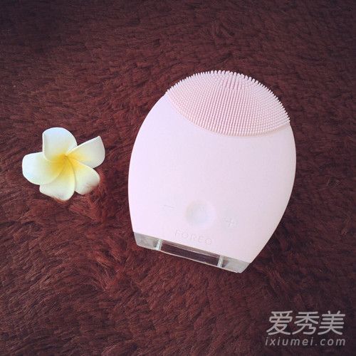 如何使用月神洗脸仪的两面？月神洗衣机能用水洗吗？