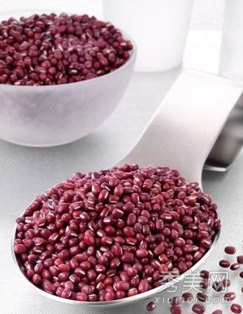 女性必须吃10种排毒美容食品来维持春季。