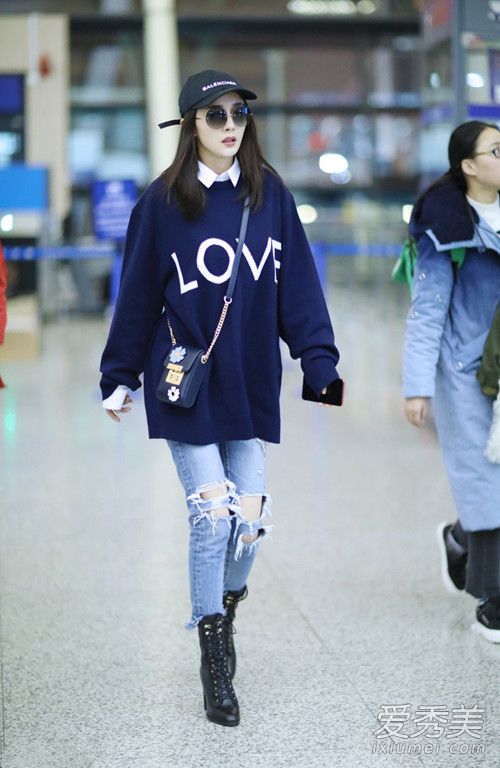 杨蜜告诉你,早春时把衣服和裤子搭配是合适的。