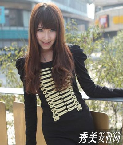 牛超·梅穿了一套简单复古的服装和一套大西服。