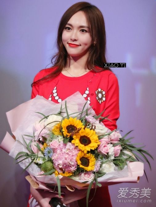 新年过后，唐嫣开始庆祝新年。这是穿特别衣服的正确方式！