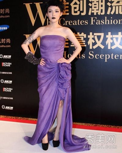 范晓萱秀私人纹身黑唇潮妆冷艳神秘