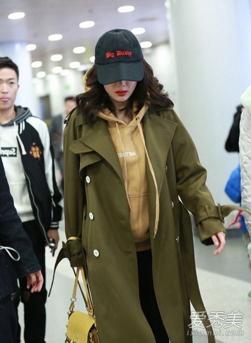 杨蜜教你穿上兜帽和背心,然后像这样开火