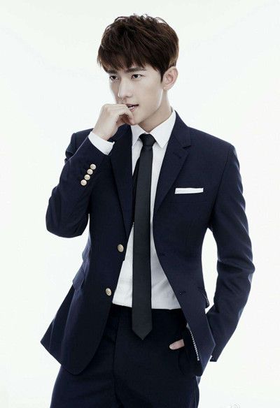 你想剪下西装的后背吗?为什么西装的背面裂开了?